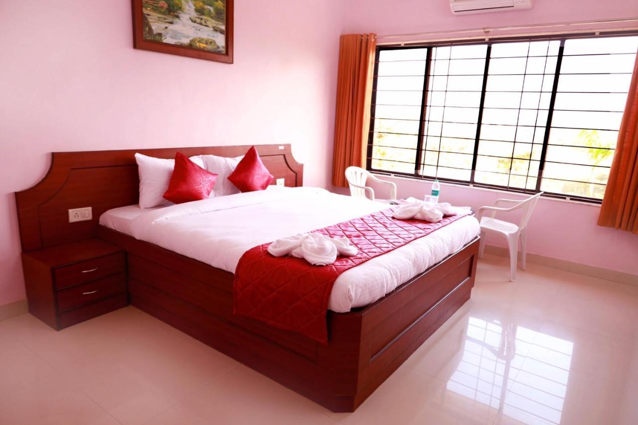 Hotel Manik Moti Lonavala Esterno foto
